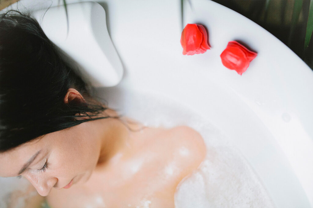 5 večerních rituálů, které vám pomohou usnout 3 koupelove sumive bomby pro relaxacni koupel3